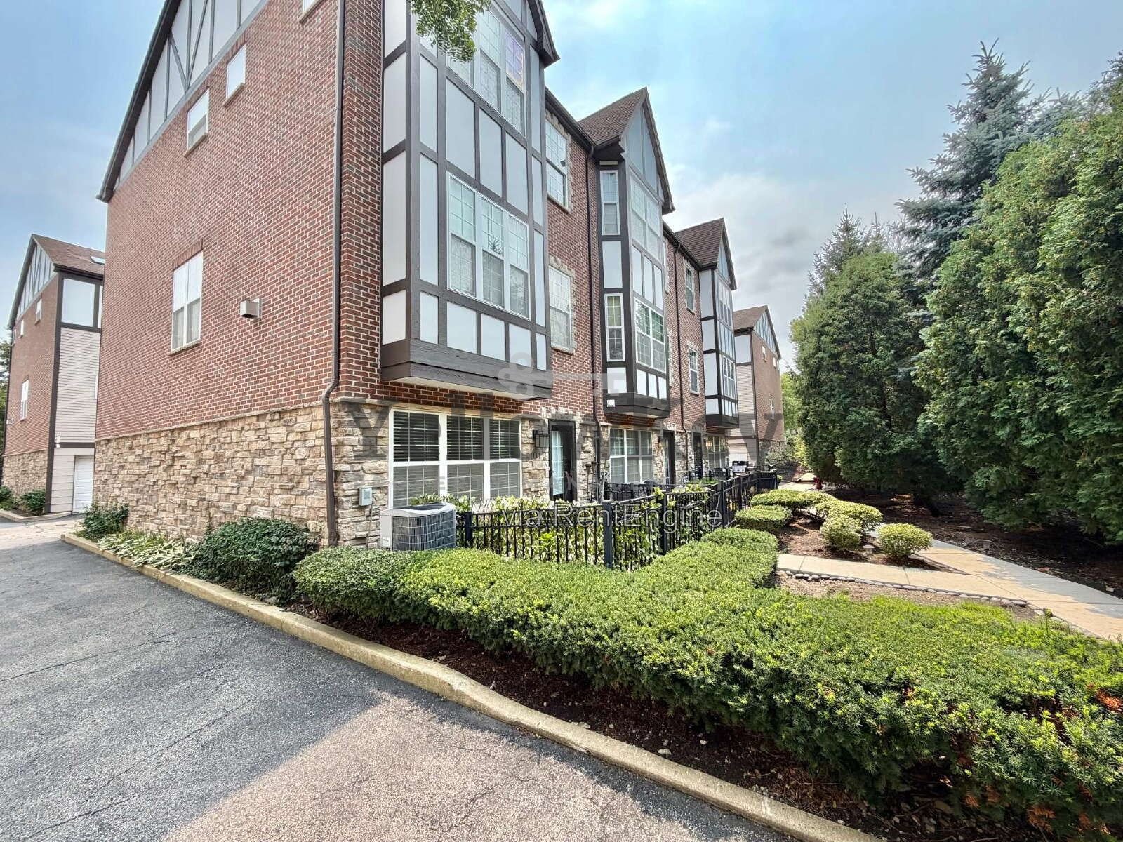 Spacious 3 Story Townhome Conveniently Located in Villa Park. property image