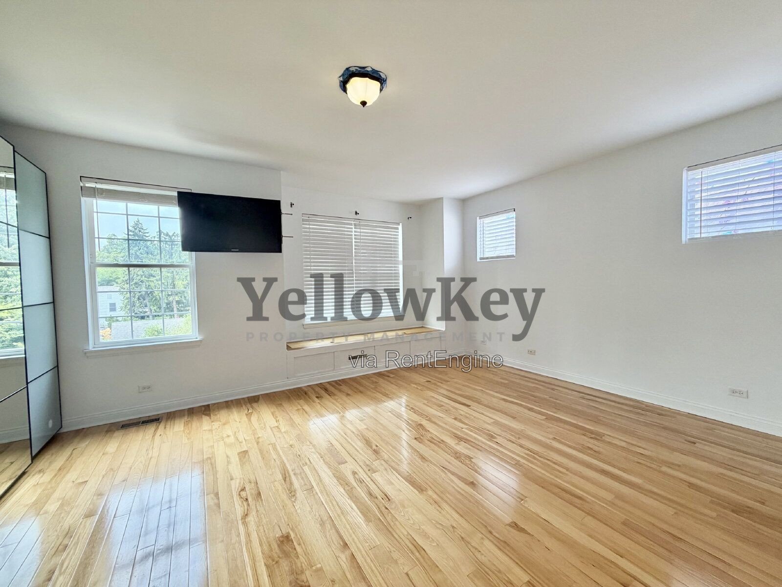 Spacious 3 Story Townhome Conveniently Located in Villa Park. property image