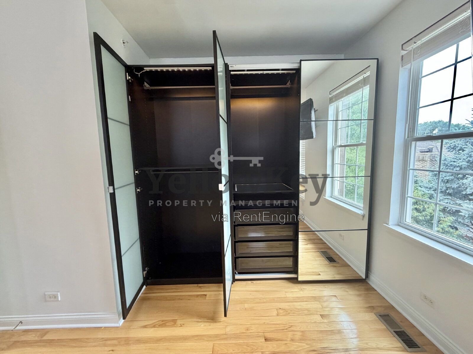 Spacious 3 Story Townhome Conveniently Located in Villa Park. property image