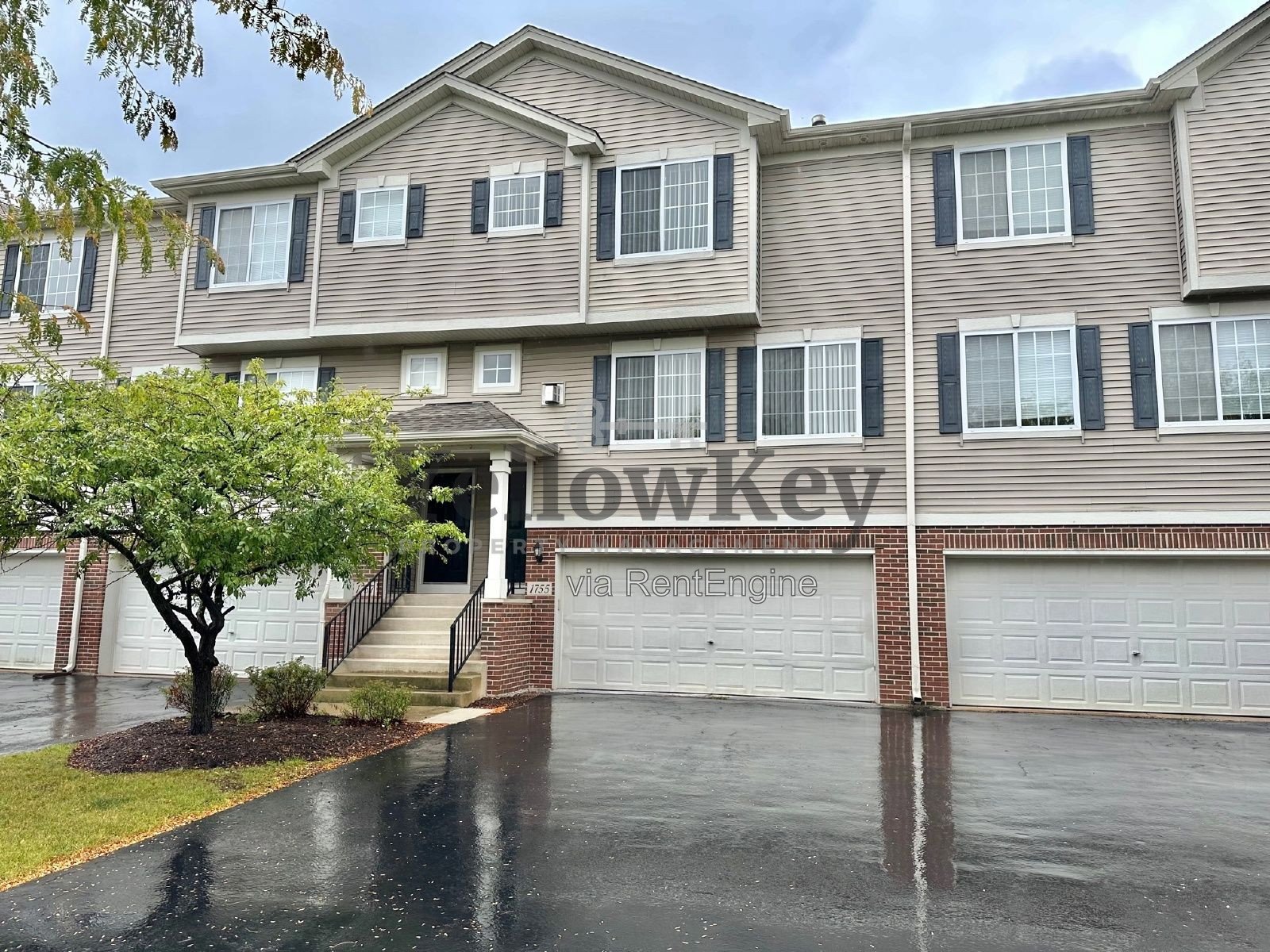 Conveniently located 3-level townhome in Aurora. property image