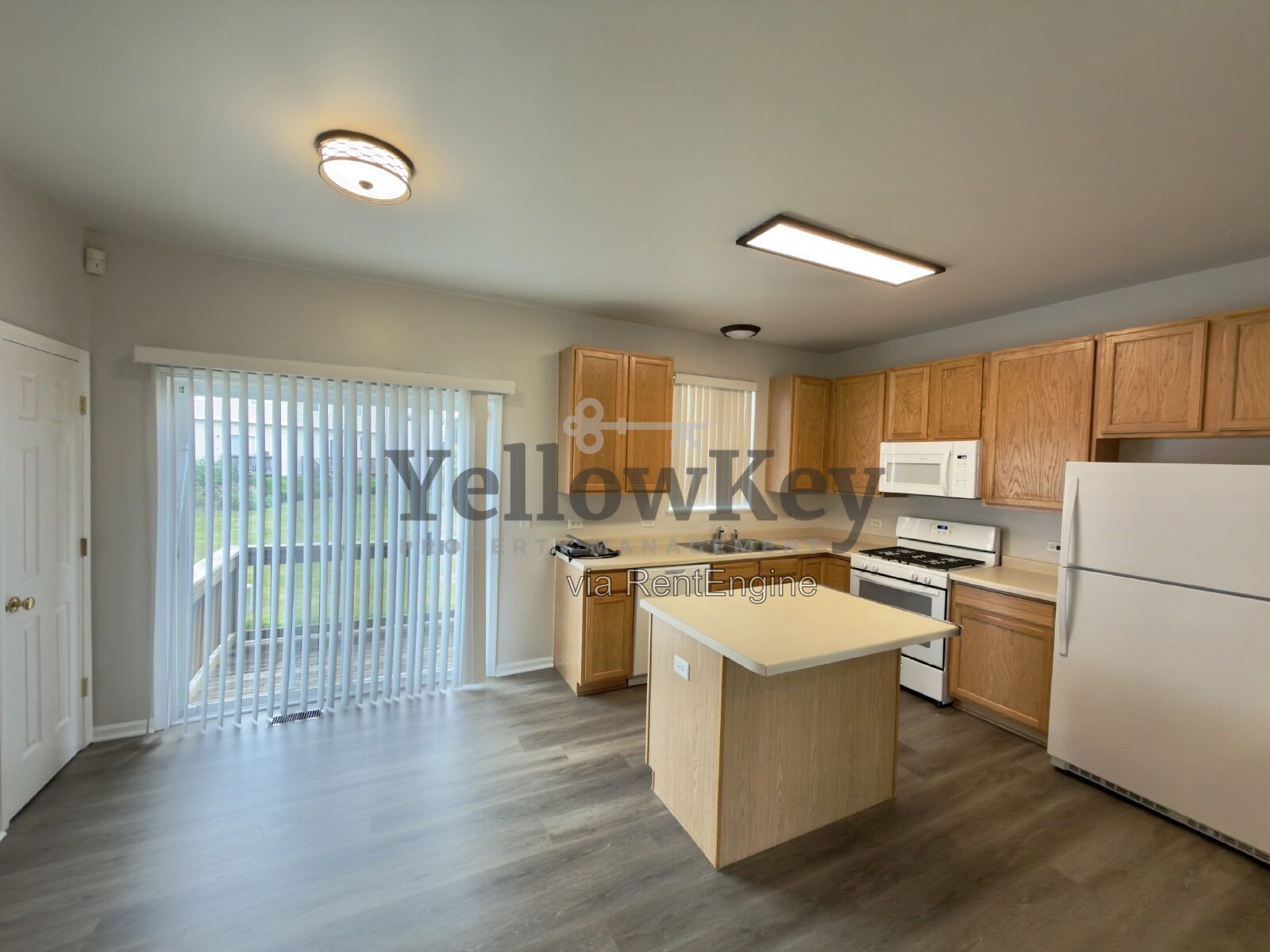 Conveniently located 3-level townhome in Aurora. property image