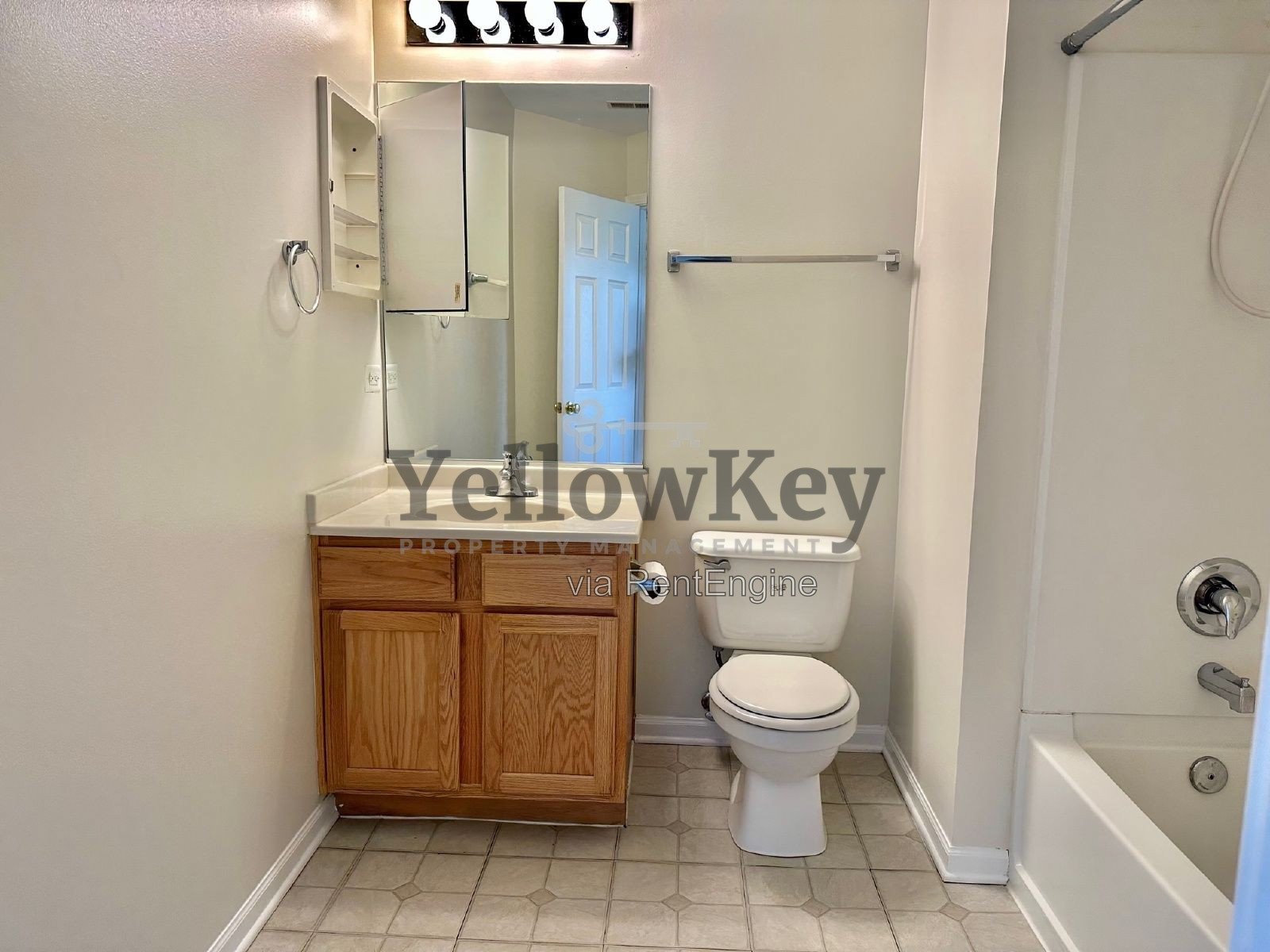 Conveniently located 3-level townhome in Aurora. property image