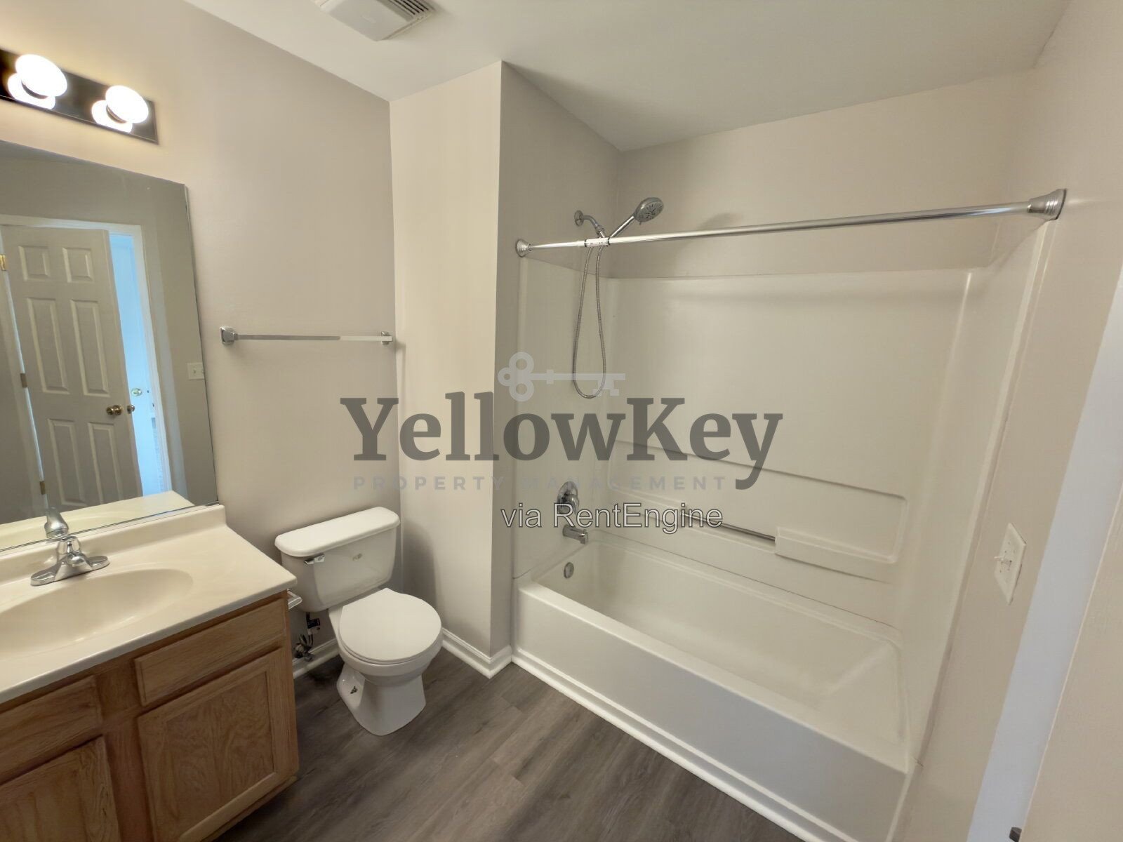 Conveniently located 3-level townhome in Aurora. property image