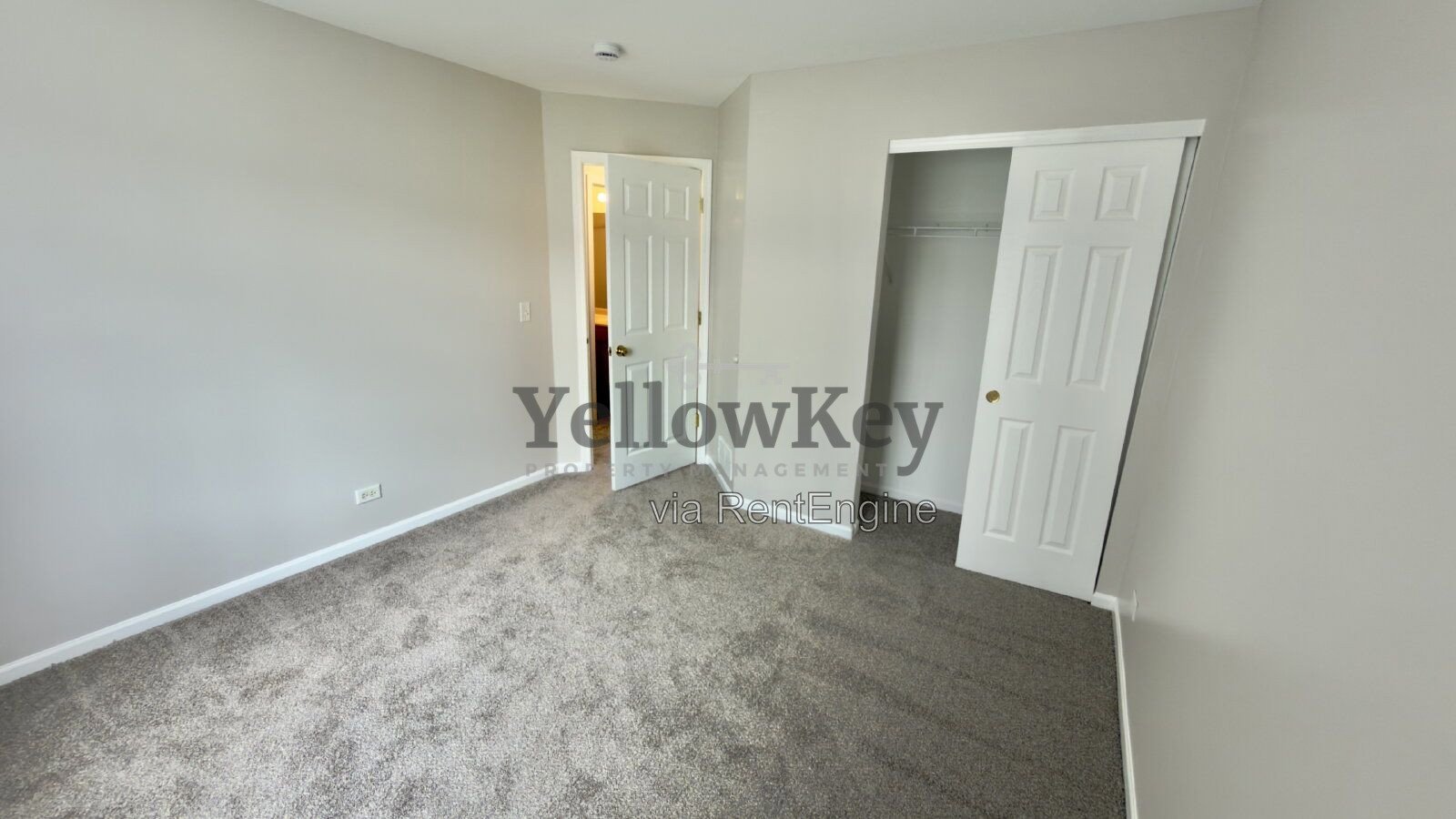 Conveniently located 3-level townhome in Aurora. property image