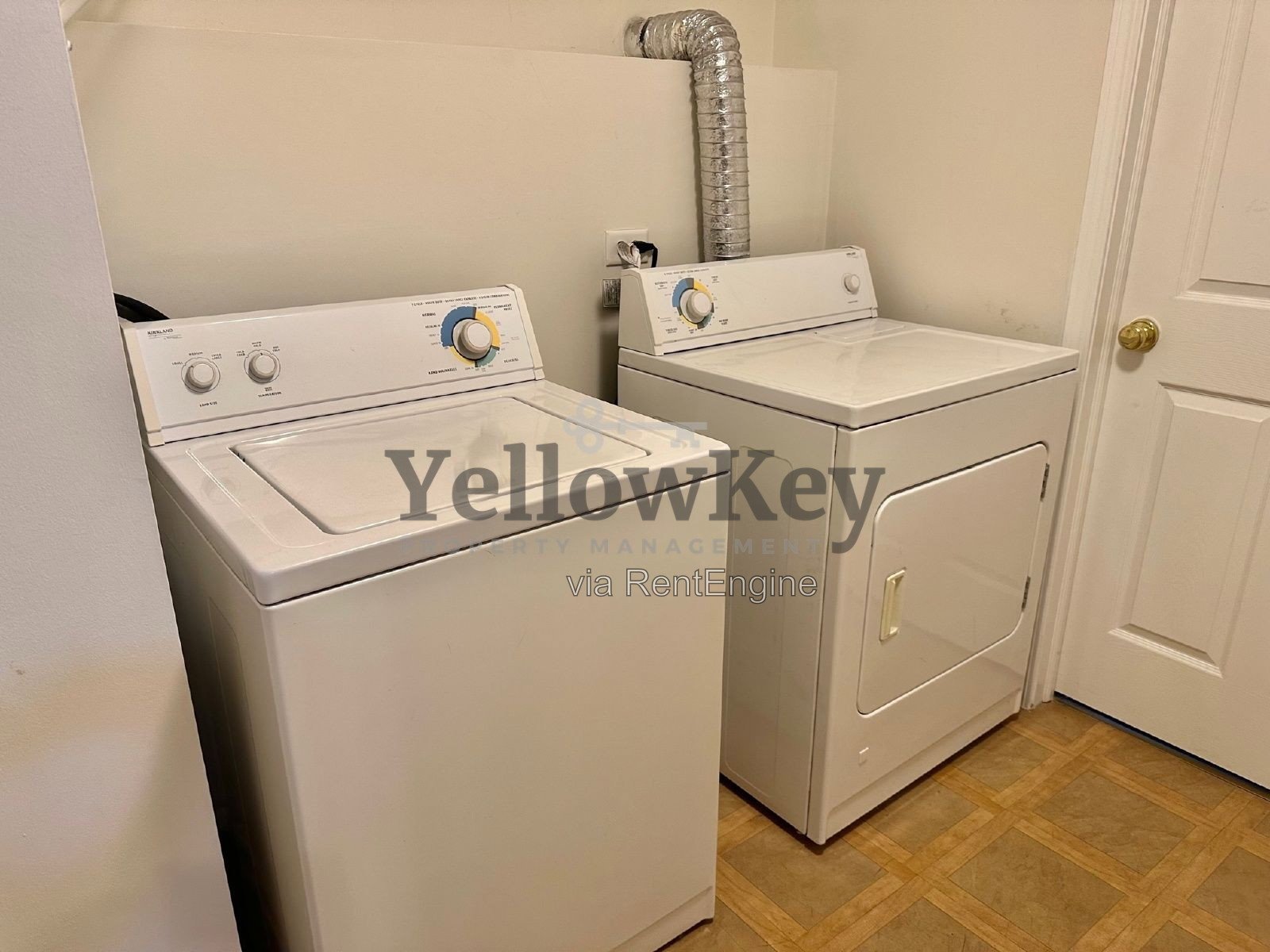 Conveniently located 3-level townhome in Aurora. property image